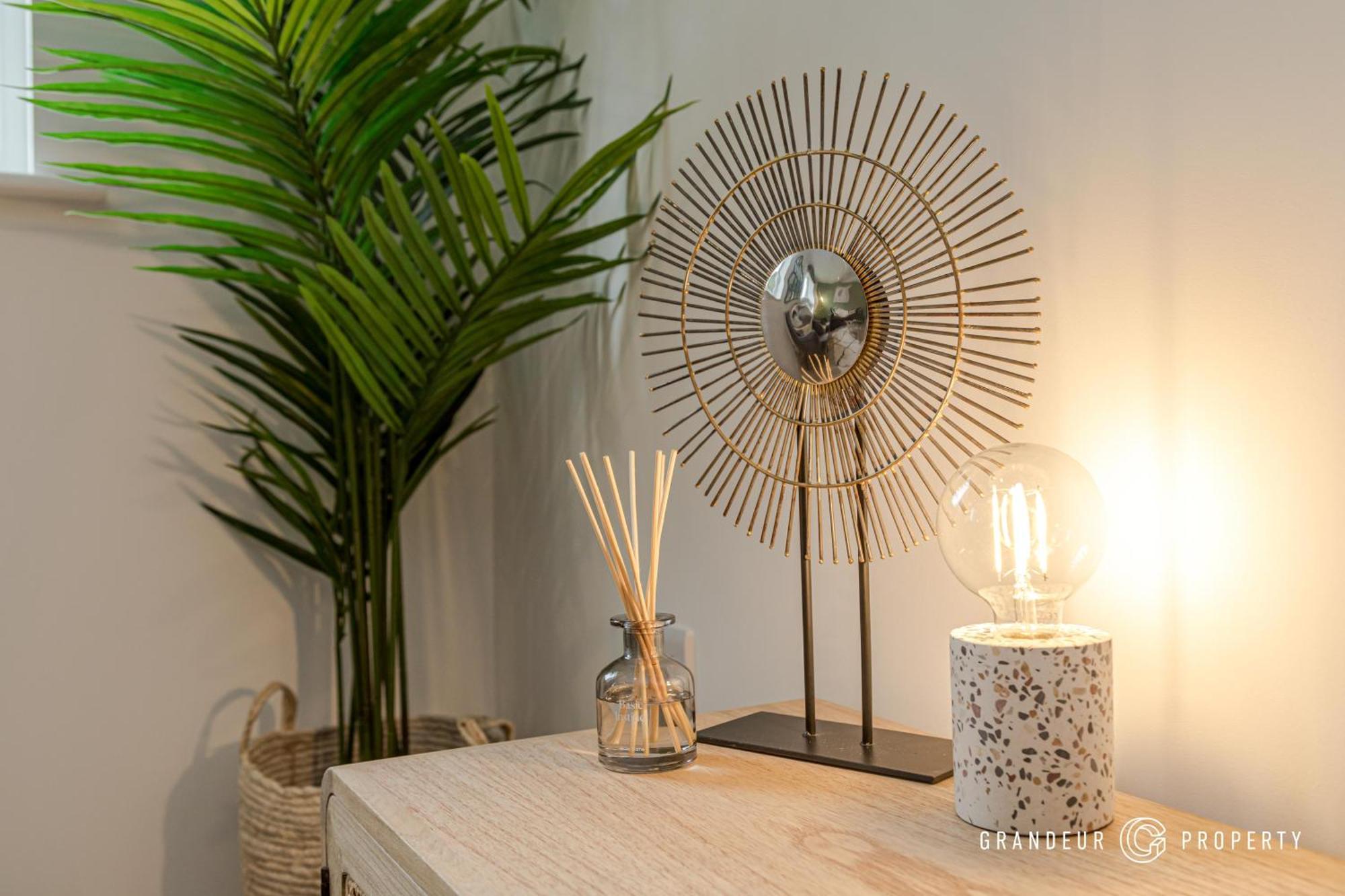 Bournecoast - Stylish Flat With Balcony - Sea Glimpses - 10 Min Walk To Beach - Parking - Wifi - Fm8406 Bournemouth Kültér fotó
