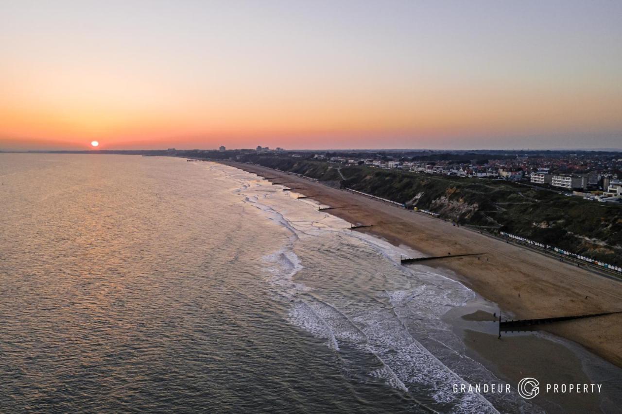 Bournecoast - Stylish Flat With Balcony - Sea Glimpses - 10 Min Walk To Beach - Parking - Wifi - Fm8406 Bournemouth Kültér fotó